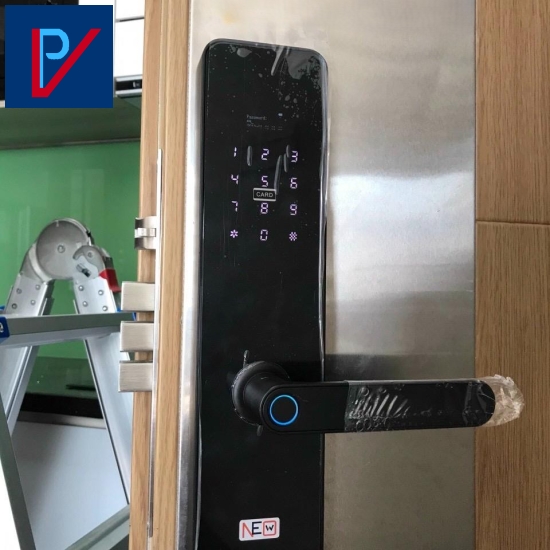 Khóa điện tử vân tay New U501 điều khiển từ xa